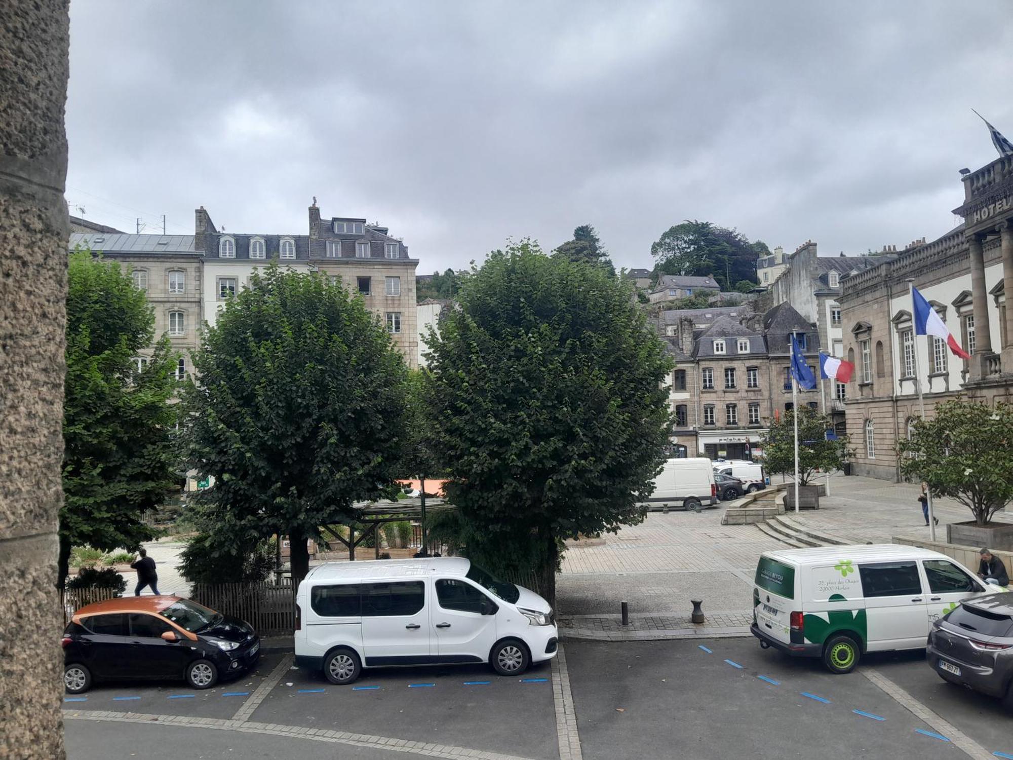 Apartment 75m2 Plein Centre Face A La Mairie *