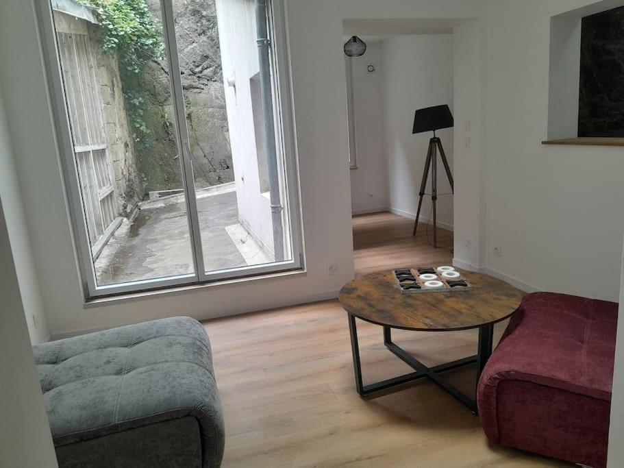 75m2 Plein Centre Face A La Mairie Morlaix